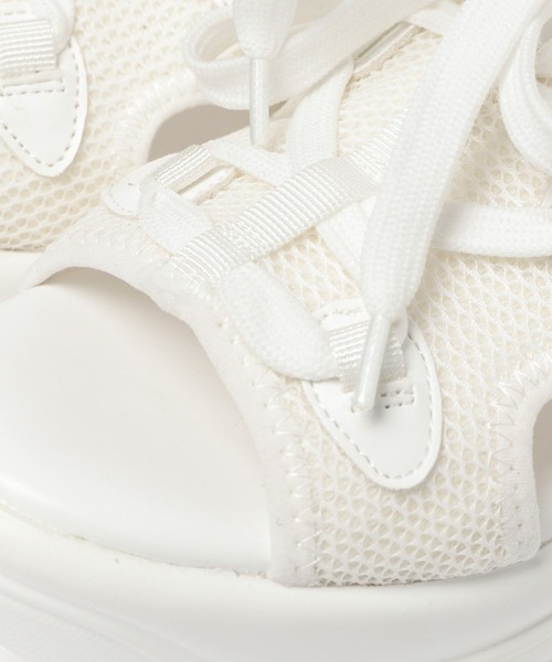 FOREVER 21(フォーエバー トゥエンティーワン)の「【2025SS】厚底スポーツサンダル(サンダル・レディース・ホワイト/ブラック・MEDIUM/LARGE)」の4枚目の写真