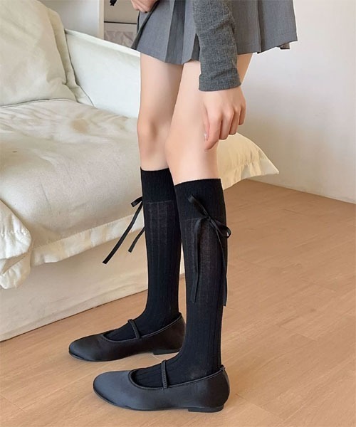 VIBGYOR Women（ヴィブジョー　ウィメン）の「【urge select】無地リブ サイドリボン付き ハイソックス（ソックス/靴下・レディース・ホワイト/グレー/ブラック・FREE）」の3枚目の写真