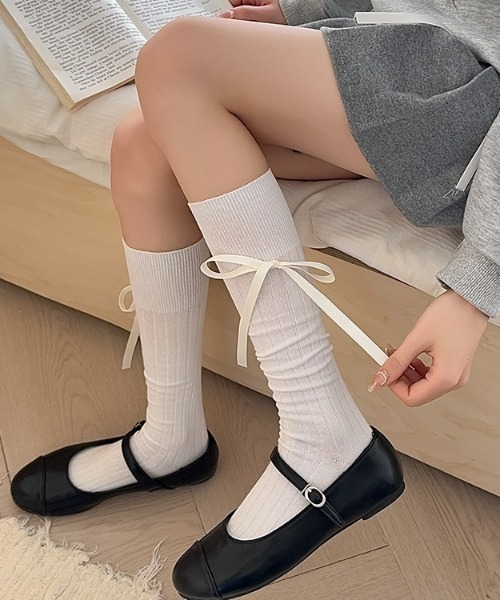 VIBGYOR Women（ヴィブジョー　ウィメン）の「【urge select】無地リブ サイドリボン付き ハイソックス（ソックス/靴下・レディース・ホワイト/グレー/ブラック・FREE）」の4枚目の写真