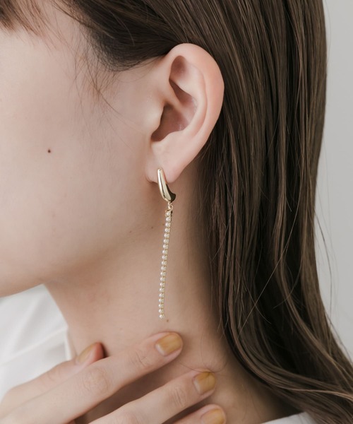 SMELLY(スメリー)の「パールチェーンメタルカーブピアス(ピアス(両耳用)・レディース・ゴールド系その他・-)」の4枚目の写真