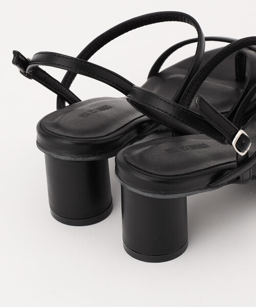 COMME CA ISM（コムサイズム）の「クロスライン　サンダル（サンダル・レディース・ブラック/シルバー・23.5cm/24.5cm）」の3枚目の写真