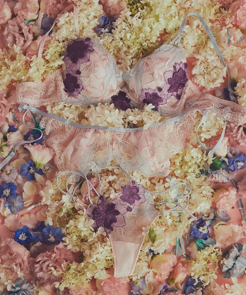 LINGERIEAM(ランジェリアム)の「ビビッドモーション グラマーアップブラ(D・Eカップ)(ブラジャー・レディース・レッド/ピンク・D70/D75/E65/E70/E75/D65)」の4枚目の写真