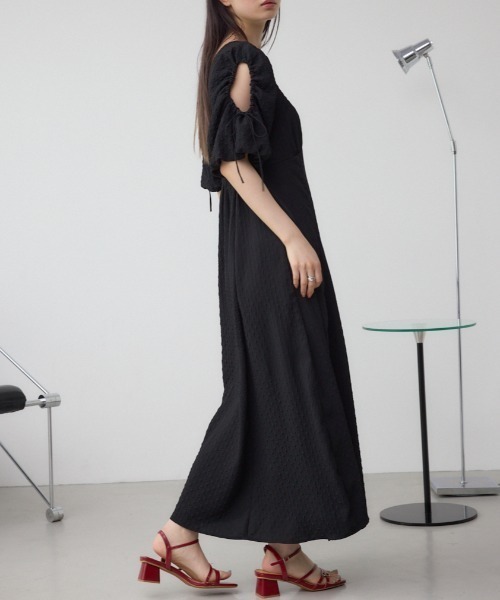 AZUL by moussy(アズールバイマウジー)の「パフスリーブワンピース(ワンピース・レディース・ホワイト系その他/ブラック・SMALL/MEDIUM)」の2枚目の写真