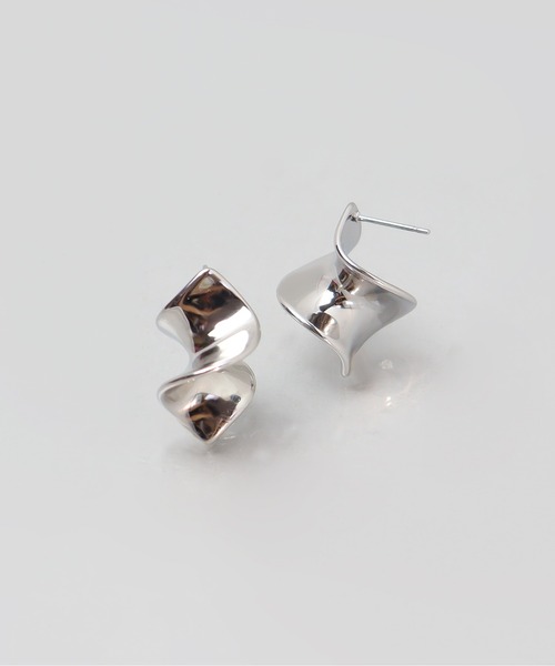 ieLS（イエルズ）の「金属アレルギー対応「ieLS」ステンレス　ニュアンスウェーブピアス（ピアス（両耳用）・レディース・シルバー/ゴールド・ONE SIZE）」の4枚目の写真
