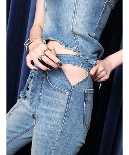 EVRIS(エヴリス)の「スタッズオープンウエストフレアデニムパンツ【セットアップ着用可能】(デニムパンツ・レディース・ライトブルー/インディゴブルー・MEDIUM/SMALL)」の1枚目の写真