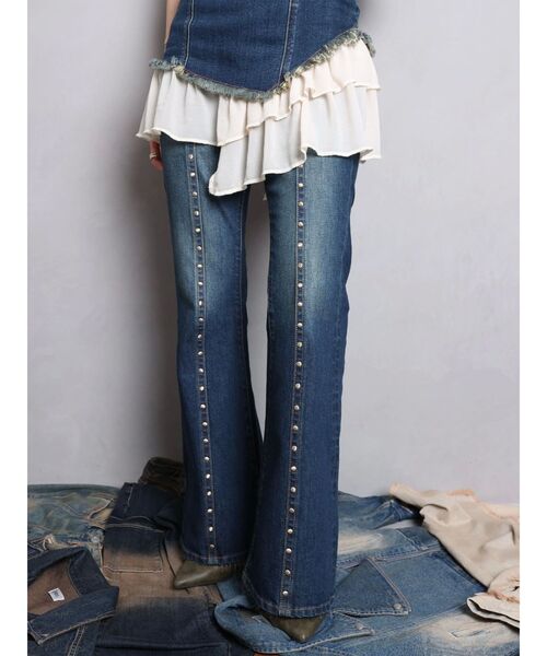 EVRIS(エヴリス)の「スタッズオープンウエストフレアデニムパンツ【セットアップ着用可能】(デニムパンツ・レディース・ライトブルー/インディゴブルー・MEDIUM/SMALL)」の3枚目の写真