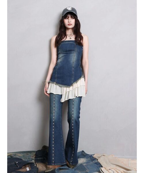 EVRIS(エヴリス)の「スタッズオープンウエストフレアデニムパンツ【セットアップ着用可能】(デニムパンツ・レディース・ライトブルー/インディゴブルー・MEDIUM/SMALL)」の4枚目の写真