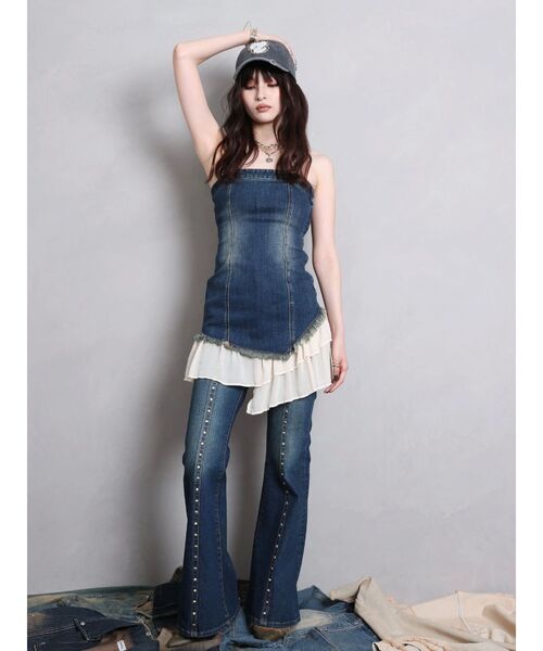 EVRIS(エヴリス)の「スタッズオープンウエストフレアデニムパンツ【セットアップ着用可能】(デニムパンツ・レディース・ライトブルー/インディゴブルー・MEDIUM/SMALL)」の5枚目の写真