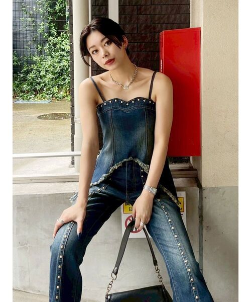 EVRIS(エヴリス)の「スタッズオープンウエストフレアデニムパンツ【セットアップ着用可能】(デニムパンツ・レディース・ライトブルー/インディゴブルー・MEDIUM/SMALL)」の17枚目の写真