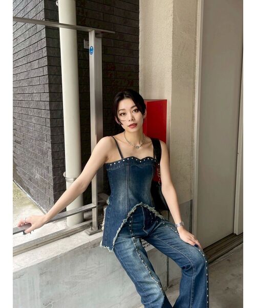 EVRIS(エヴリス)の「スタッズオープンウエストフレアデニムパンツ【セットアップ着用可能】(デニムパンツ・レディース・ライトブルー/インディゴブルー・MEDIUM/SMALL)」の19枚目の写真