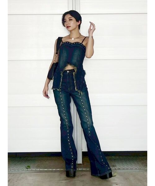 EVRIS(エヴリス)の「スタッズオープンウエストフレアデニムパンツ【セットアップ着用可能】(デニムパンツ・レディース・ライトブルー/インディゴブルー・MEDIUM/SMALL)」の20枚目の写真