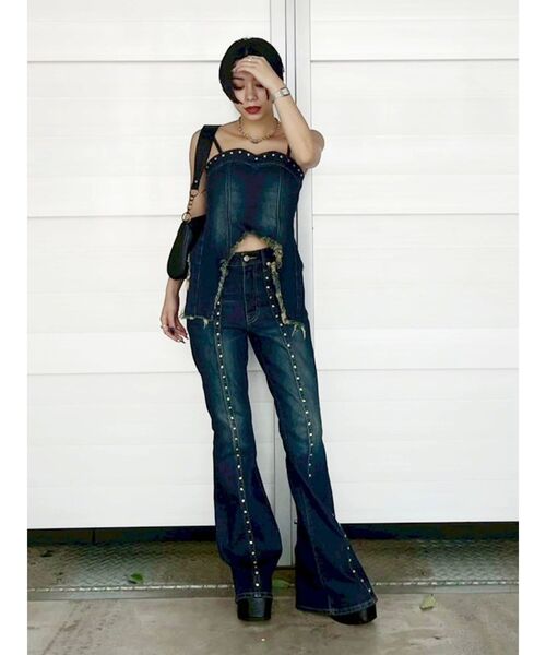 EVRIS(エヴリス)の「スタッズオープンウエストフレアデニムパンツ【セットアップ着用可能】(デニムパンツ・レディース・ライトブルー/インディゴブルー・MEDIUM/SMALL)」の21枚目の写真