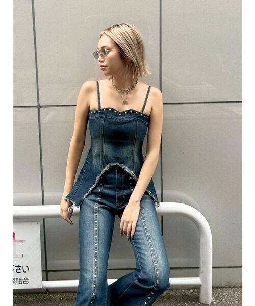 EVRIS(エヴリス)の「スタッズオープンウエストフレアデニムパンツ【セットアップ着用可能】(デニムパンツ・レディース・ライトブルー/インディゴブルー・MEDIUM/SMALL)」の22枚目の写真