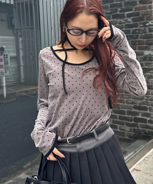 mline（エムライン）の「[mline]チョーカーベロアトップス（Tシャツ/カットソー・レディース・ブラック/ピンク/アイボリー/ホワイト系その他/チャコールグレー・FREE）」の4枚目の写真