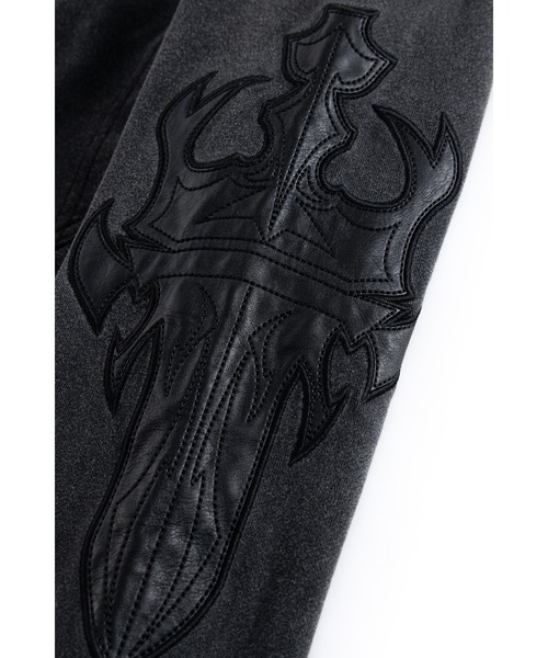 SUPPLIER(サプライヤー)の「ジップフーディ|Dagger Leather Patch Zip Hoodie|SUPPLIER(パーカー・メンズ・ブラック/カーキ/ベージュ・SMALL/MEDIUM/LARGE/X-LARGE/XX-LARGE)」の5枚目の写真