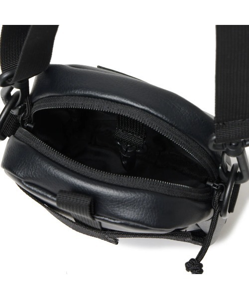NEW ERA(ニューエラ)の「NEWERA-SHOULDER POUCH SY LEATHER(ショルダーバッグ・メンズ・ブラック・FREE)」の8枚目の写真