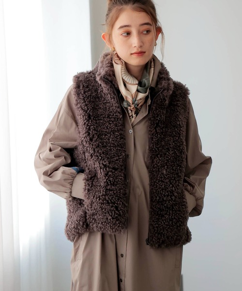 Jines(ジネス)の「ミミクリーシープ ファー ハイネックベスト(その他アウター・レディース・ベージュ/ダークブラウン・38)」の2枚目の写真