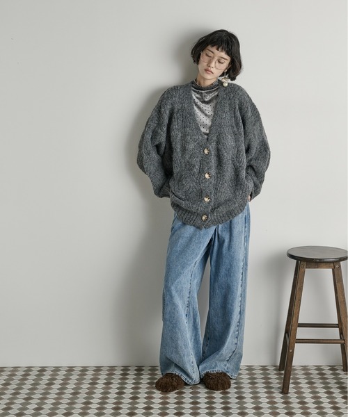 THE YOn(ザヨン)の「ブラッシュドニットVネックカーディガン(カーディガン/ボレロ・レディース・チャコールグレー/アイボリー/ベージュ・FREE)」の13枚目の写真