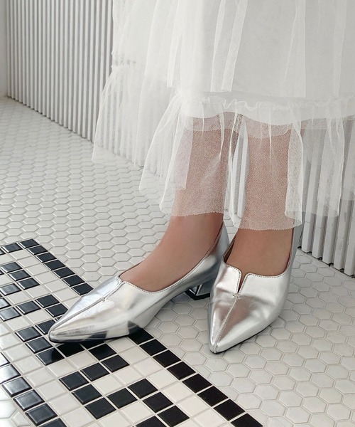 31 Sons de mode（トランテアン　ソン　ドゥ　モード）の「WEB限定 フレアヒールポインテッドトゥパンプス/45301（パンプス・レディース・ブラック/シルバー/ベージュ・33/34/35/36/37/38/39/40/41/42/43）」の3枚目の写真