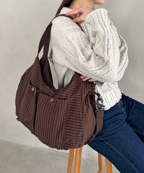 MYMOOD.(マイムード)の「【A4収納可能】チェック柄2WAYショルダーバッグ(ショルダーバッグ・レディース・ベージュ/ブラック/レッド/ブラウン・FREE)」の1枚目の写真