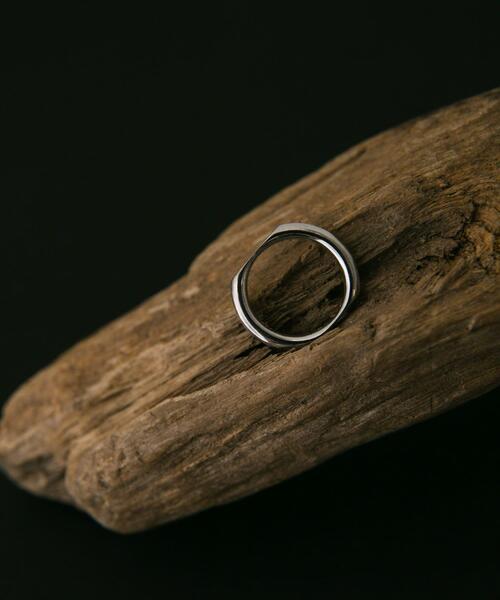 SMELLY（スメリー）の「SMELLY so’　flat surface pinky ring（リング・レディース・シルバー・4）」の2枚目の写真