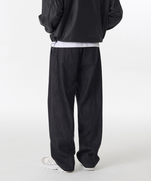 MUSINSA STANDARD（ムシンサスタンダード）の「リネンライクワンタックワイドバンディングデニムパンツ[ローブラック]（デニムパンツ・メンズ・その他・26/38/40/42/32/36/34/30/28）」の2枚目の写真