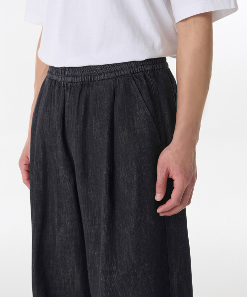 MUSINSA STANDARD（ムシンサスタンダード）の「リネンライクワンタックワイドバンディングデニムパンツ[ローブラック]（デニムパンツ・メンズ・その他・26/38/40/42/32/36/34/30/28）」の4枚目の写真