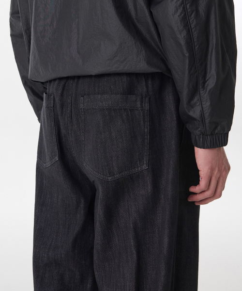 MUSINSA STANDARD（ムシンサスタンダード）の「リネンライクワンタックワイドバンディングデニムパンツ[ローブラック]（デニムパンツ・メンズ・その他・26/38/40/42/32/36/34/30/28）」の5枚目の写真