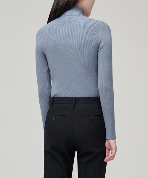 MUSINSA STANDARD WOMAN（ムシンサスタンダードウーマン）の「レディースリブスリムタートルネックニット[ブルーグレー]（ニット/セーター・レディース・その他・SMALL/MEDIUM/LARGE/X-SMALL）」の8枚目の写真
