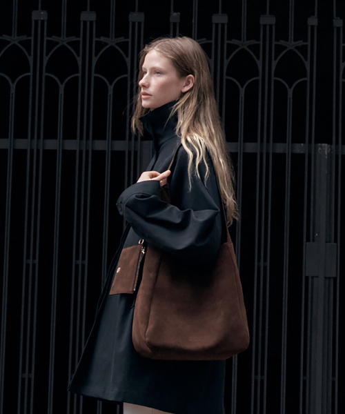 SIYAZU（シヤジュ）の「SIAC3088 Suede Piren Bag_Brown（ショルダーバッグ・レディース・ブラウン・ONE）」の2枚目の写真