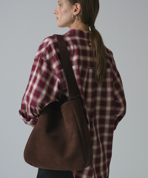 SIYAZU（シヤジュ）の「SIAC3088 Suede Piren Bag_Brown（ショルダーバッグ・レディース・ブラウン・ONE）」の3枚目の写真
