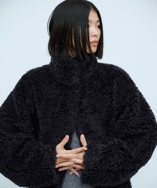 THINGS THAT MATTER(シングス ザット マター)の「IMITATION SHEEP FUR JACKET / イミテーション シープ ファー ジャケット(ブルゾン・レディース・グレイッシュベージュ/ネイビー・FREE)」の2枚目の写真