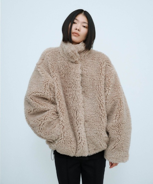 THINGS THAT MATTER(シングス ザット マター)の「IMITATION SHEEP FUR JACKET / イミテーション シープ ファー ジャケット(ブルゾン・レディース・グレイッシュベージュ/ネイビー・FREE)」の1枚目の写真