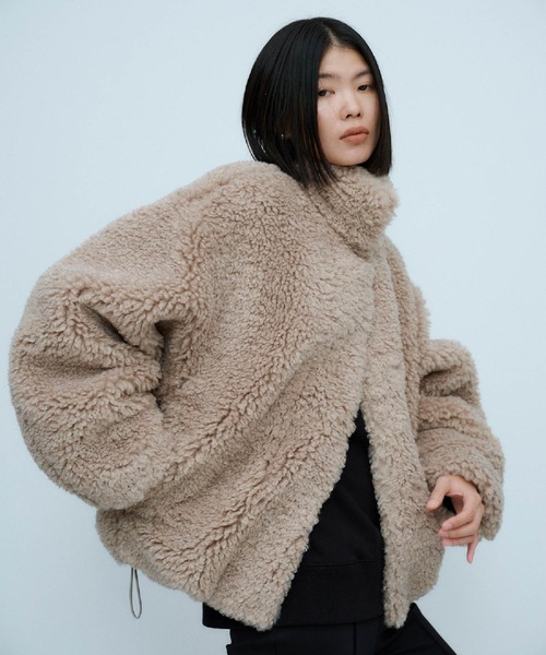 THINGS THAT MATTER(シングス ザット マター)の「IMITATION SHEEP FUR JACKET / イミテーション シープ ファー ジャケット(ブルゾン・レディース・グレイッシュベージュ/ネイビー・FREE)」の3枚目の写真