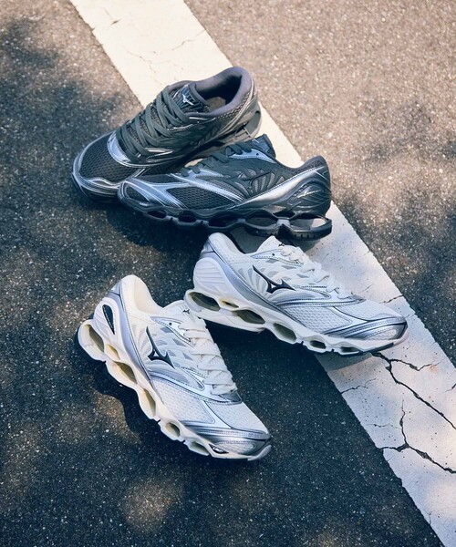 MIZUNO(ミズノ )の「【MIZUNO(ミズノ)】WAVE PROPHECY LS(スニーカー・レディース・オフホワイト/ブラック・25/24/23)」の4枚目の写真