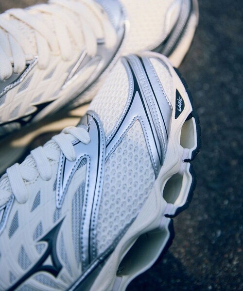 MIZUNO(ミズノ )の「【MIZUNO(ミズノ)】WAVE PROPHECY LS(スニーカー・レディース・オフホワイト/ブラック・25/24/23)」の8枚目の写真