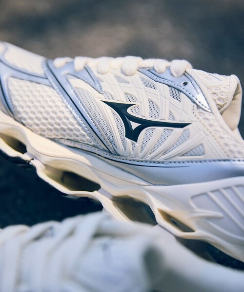MIZUNO(ミズノ )の「【MIZUNO(ミズノ)】WAVE PROPHECY LS(スニーカー・レディース・オフホワイト/ブラック・25/24/23)」の9枚目の写真