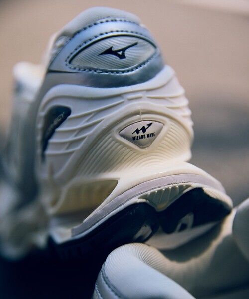 MIZUNO(ミズノ )の「【MIZUNO(ミズノ)】WAVE PROPHECY LS(スニーカー・レディース・オフホワイト/ブラック・25/24/23)」の10枚目の写真