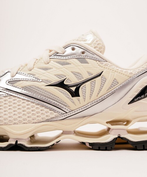 MIZUNO(ミズノ )の「【MIZUNO(ミズノ)】WAVE PROPHECY LS(スニーカー・レディース・オフホワイト/ブラック・25/24/23)」の20枚目の写真