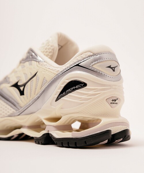 MIZUNO(ミズノ )の「【MIZUNO(ミズノ)】WAVE PROPHECY LS(スニーカー・レディース・オフホワイト/ブラック・25/24/23)」の22枚目の写真