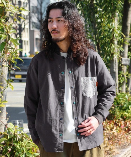 KRIFF MAYER(クリフメイヤー)の「バンドカラー袖リブハッピーシャツ(シャツ/ブラウス・メンズ・チャコール/ブルー/オフホワイト/グレー・MEDIUM/LARGE/X-LARGE)」の4枚目の写真