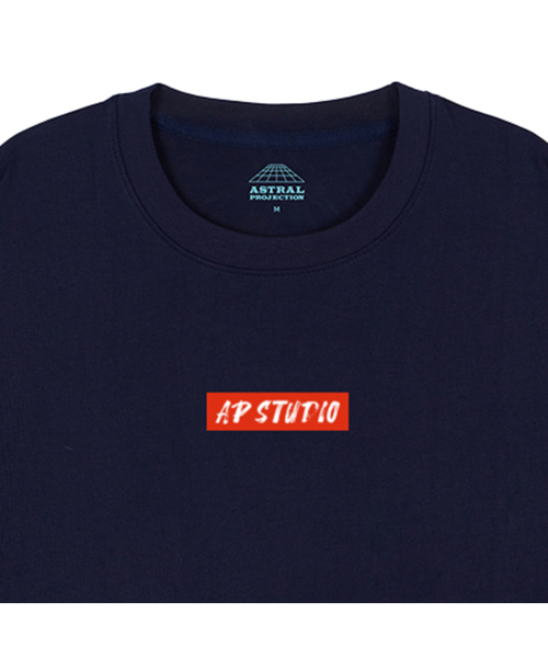 ASTRAL PROJECTION（アストラルプロジェクション）の「エイピースタジオ オーバーサイズ ロングスリーブTシャツ_ネイビー（Tシャツ/カットソー・メンズ・その他・LARGE/MEDIUM/XX-LARGE/X-LARGE）」の4枚目の写真