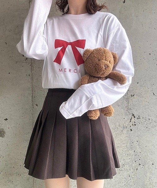 etta(エタ)の「赤リボンプリントロンT/長袖Tシャツ(Tシャツ/カットソー・レディース・ホワイト・MEDIUM/LARGE)」の1枚目の写真