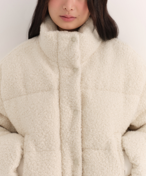 MUSINSA STANDARD WOMAN（ムシンサスタンダードウーマン）の「ウィメンズブークルショートパディングジャケット[クリーム]（ダウンジャケット/コート・レディース・その他・SMALL/MEDIUM/LARGE/X-SMALL）」の4枚目の写真
