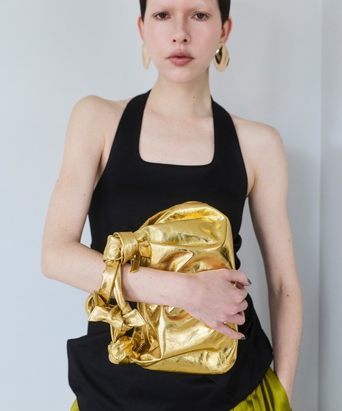 OMMO（オーエムエムオー）の「METALLIC KNOT LEATHER BAG（クラッチバッグ・レディース・シルバー/ゴールド・F）」の6枚目の写真