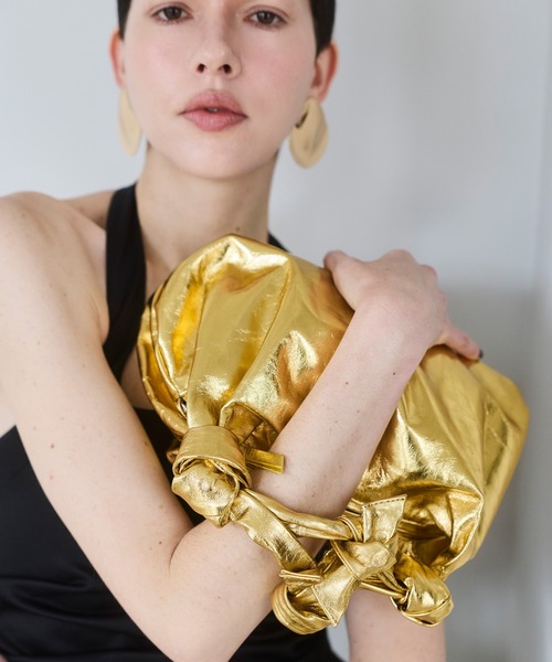 OMMO（オーエムエムオー）の「METALLIC KNOT LEATHER BAG（クラッチバッグ・レディース・シルバー/ゴールド・F）」の7枚目の写真