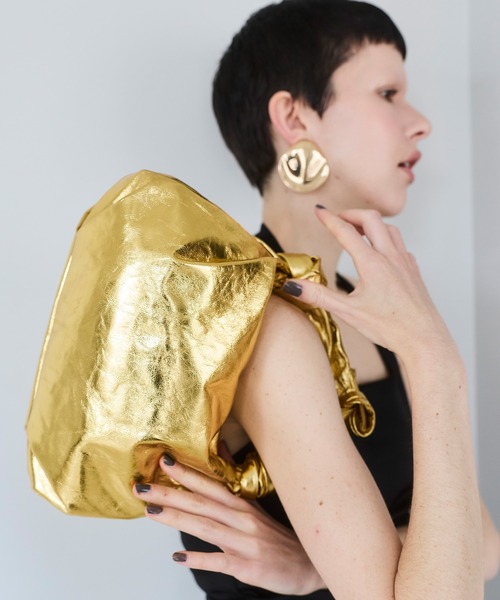 OMMO（オーエムエムオー）の「METALLIC KNOT LEATHER BAG（クラッチバッグ・レディース・シルバー/ゴールド・F）」の8枚目の写真