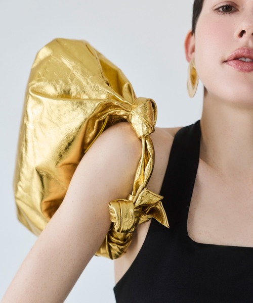 OMMO（オーエムエムオー）の「METALLIC KNOT LEATHER BAG（クラッチバッグ・レディース・シルバー/ゴールド・F）」の9枚目の写真