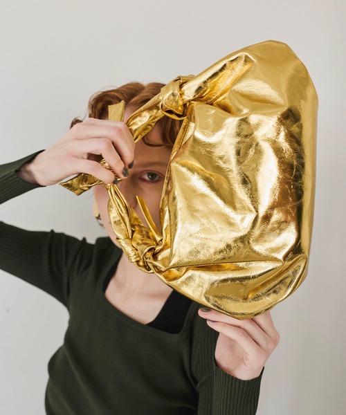 OMMO（オーエムエムオー）の「METALLIC KNOT LEATHER BAG（クラッチバッグ・レディース・シルバー/ゴールド・F）」の10枚目の写真