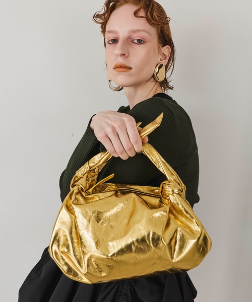 OMMO（オーエムエムオー）の「METALLIC KNOT LEATHER BAG（クラッチバッグ・レディース・シルバー/ゴールド・F）」の11枚目の写真